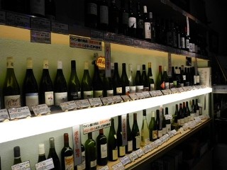 北海道札幌ススキノには、酒屋が経営するゴージャスな立ち飲み屋がある!