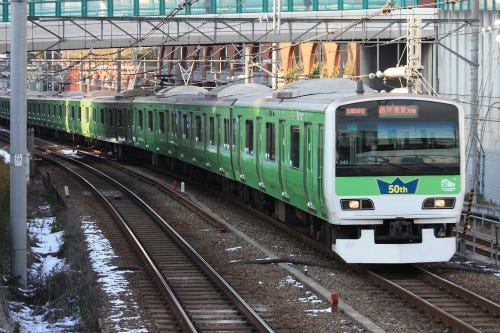 東京都を走るjr山手線 みどりの山手線ラッピングトレイン 営業運転開始 マイナビニュース