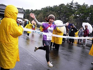 東京都・皇居外苑を丸の内オフィスワーカーが走る「丸の内駅伝2013」