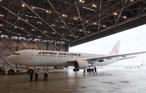 JAL、「羽田整備工場見学ツアー」開催! パイロット制服試着も
