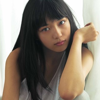 川口春奈が青のセクシードレスで大人に変身 自分でも大人っぽいと思う マイナビニュース