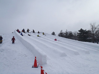 雪遊びにせんべい汁に男祭り!　青森県青森市で「青森冬まつり」2/11まで