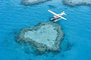 ハートのサンゴ礁にハートの空。ハート型に見える世界の観光スポット10選