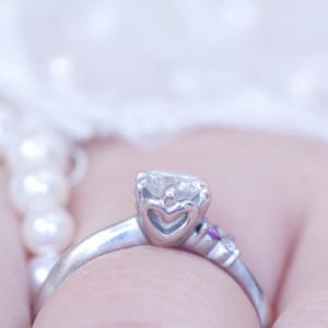婚約指輪を渡してない既婚男性は17%--「金のムダ」「プロポーズしてない」