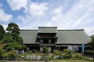 山梨県甲州市で、桃の花と古民家の雛飾りが春を彩るお祭りが開催!