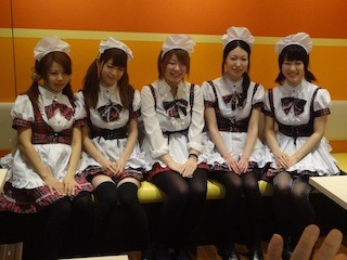 東京都・秋葉原のペッパーランチが業態変更 -ユニフォームもメイド服に!