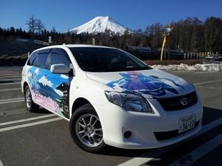 山梨県、道の駅富士吉田に痛車集結!　声優の高森奈津美さんトークショーも