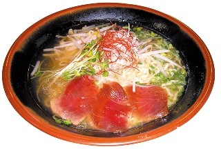 鹿児島にはマグロの漬けやステーキなどが乗った「まぐろラーメン」がある!?