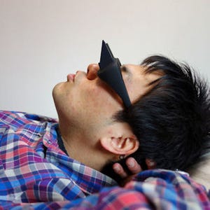 寝ながらテレビを見たい人向けのグッズ - サンコー「ゴロ寝deメガネ」