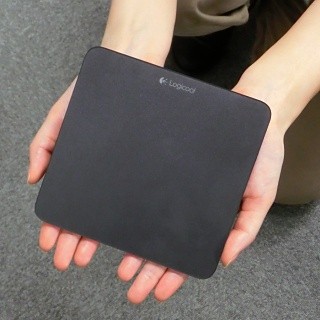 指ジェスチャーでWindows 8を快適ドライブ - ロジクールの無線タッチパッド「Wireless Rechargeable Touchpad t650」