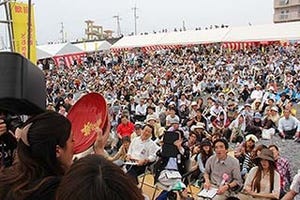 高知県香南市赤岡の浜辺で大酒飲みを競う!　「土佐赤岡どろめ祭り」