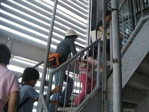 福岡県・福岡タワーで「超ウルトラ階段のぼり大会」開催 -577段に挑戦