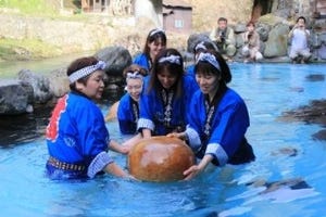 岩手県、大沢温泉で御神体と入浴する「金勢まつり」開催