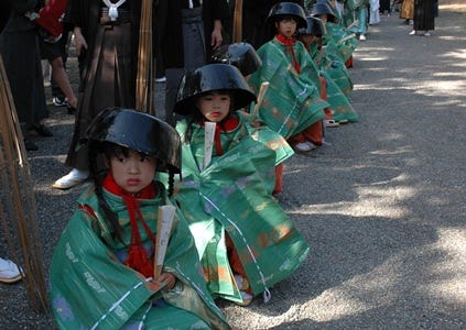 日本三大奇祭の一つ 少女が琵琶湖畔を練り歩く 鍋冠祭 とは 滋賀県 マイナビニュース