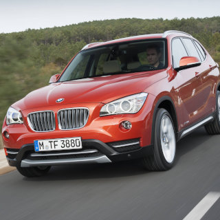 BMW「X1」にステアリング操作をサポートするサーボトロニックを標準装備