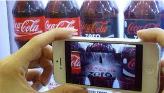 コーラ自販機にスマホをかざすとポーラーベアやオーロラが!　ARアプリ配信
