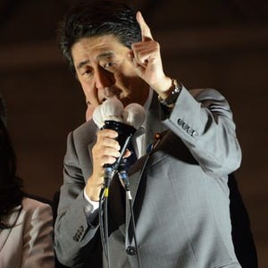 写真で振り返る「ニコニコ超会議2」- 日本で最もカオスなイベントに2日間ぶっ通しで参加してみた