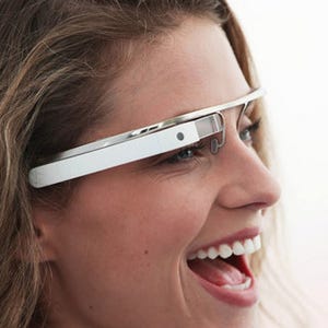 側面をタッチして操作! メガネ型端末「Google Glass」のハウツー動画が公開