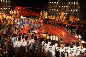 三重県志摩市で、名物踊りで盛り上がる「伊勢えび祭」。伊勢えびみそ汁も!