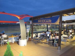飛行機を眺めながらビールを!　福岡空港にビアガーデン「BEER AIR」登場