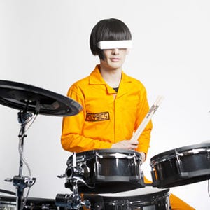 ロックバンド「POLYSICS」のドラマー ヤノが自身のドラムスタイルを語る