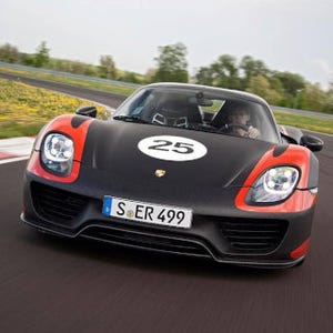 ポルシェ「918スパイダー」レーシングカー並みのパワーと低燃費性能が融合