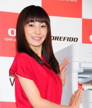 菅野美穂、真っ赤なドレス姿で「愛を持って皆さんを陰ながら応援したい!」