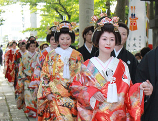 秋田県・日吉神社に花嫁衣裳でお嫁さんが大集合!"嫁見まつり"開催