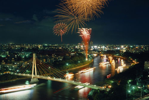 船渡御に奉納花火 大阪府 大阪天満宮で 日本三大祭のひとつ 天神祭 マイナビニュース