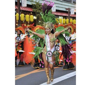 東京都・浅草で、華麗な衣装&ダンスで競う「浅草サンバカーニバル」