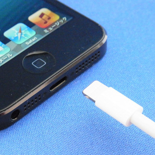 iOSデバイスにUSB経由で侵入可能な脆弱性、充電スポットに注意