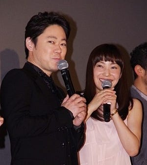 菅野美穂「えらいわねえ」と阿部サダヲをべた褒め!『奇跡のリンゴ』初日