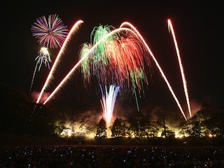 東京都青梅市で「納涼花火大会」を開催 -幻想的な地上花火"永山大照明"登場