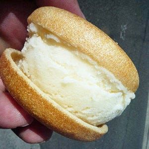 大阪府の下町に「甘味食堂」あり。6軒ある“かどや”のアイスモナカを調査!