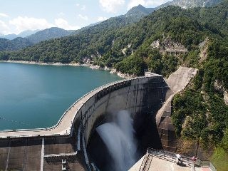 富山県・黒部ダムの風物詩! 毎秒10トン以上の水が吹き出す"観光放水"開始