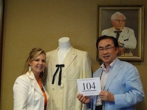 「カーネル・サンダースの白いスーツ」を1万8,000ドルで落札! -日本KFC