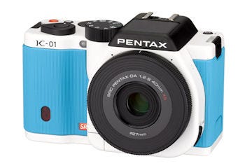 ペンタックス、ミラーレス一眼「PENTAX K-01」の新色ホワイト×ブルー