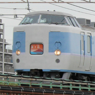 JR東日本「ホリデー快速富士山」発車 - 富士山モチーフのヘッドマーク掲出