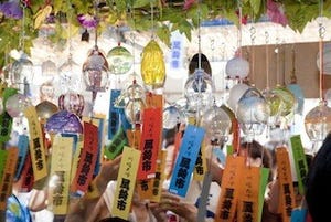 神奈川県・川崎大師で、全国最大規模の「風鈴市」開催 -3万個の風鈴が集結