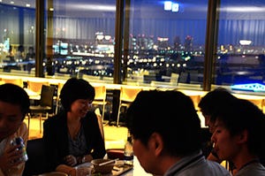 アスクル本社のカフェ、夜景を見ながら100円で生ビールを飲んできた!