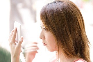 電車の中で化粧をする女性に嫌悪感を抱いてしまう理由