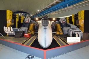 横浜･みなとみらい駅、実物大VF-25バルキリーを展示『マクロス』30周年記念