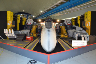 横浜･みなとみらい駅、実物大VF-25バルキリーを展示『マクロス』30周年記念