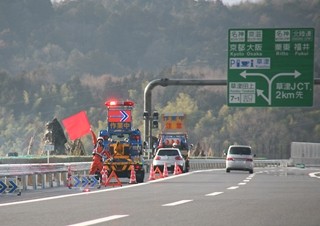 お盆は高速道路でのパンク・燃料切れトラブルが増加、運転前のチェックを!