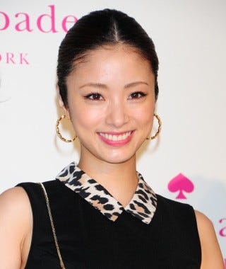 上戸彩、先輩・米倉涼子の誕生日に「グラスと写真立てを買いました