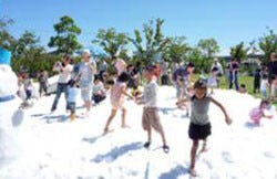 東京都お台場でエア カナダの 夏のお台場雪遊び 雪の広場で宝探しも マイナビニュース