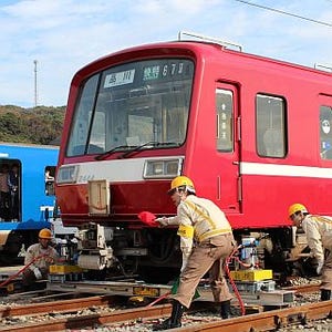 京急電鉄、脱線事故を想定した「鉄道事故復旧訓練」に見学者100人を招待