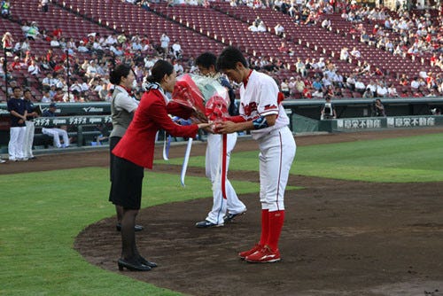 広島カープ、マツダスタジアムでJALナイター開催。JAL制服を着て撮影も