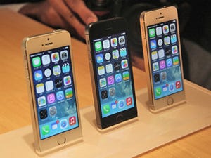 アップル、日本でも「iPhone 5s」と「iPhone 5c」をお披露目