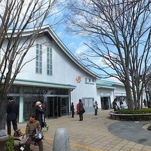 静岡県三島市のJR三島駅、耐震化工事完了 - 三角屋根の旧駅舎の意匠を踏襲
